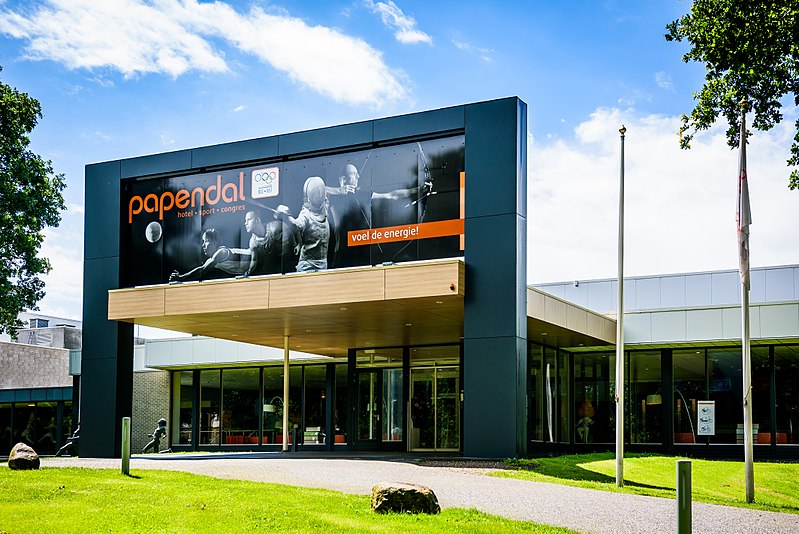 800px-Vooraanzicht_Hotel_Papendal.jpg