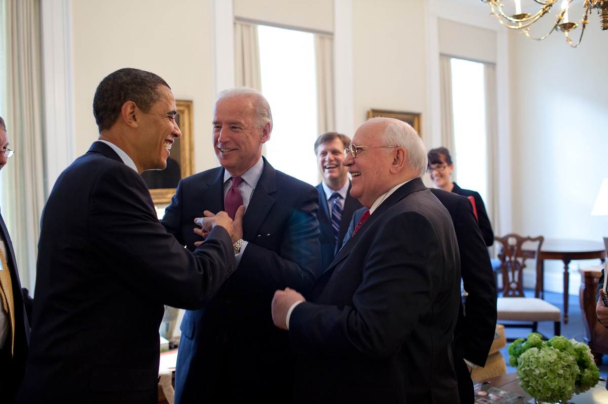Barack Obama & Joe Biden with Michhail Gorbatsjov (1200x799)
