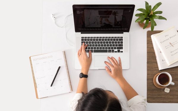 Vrouw laptop werken 1 (600x375)