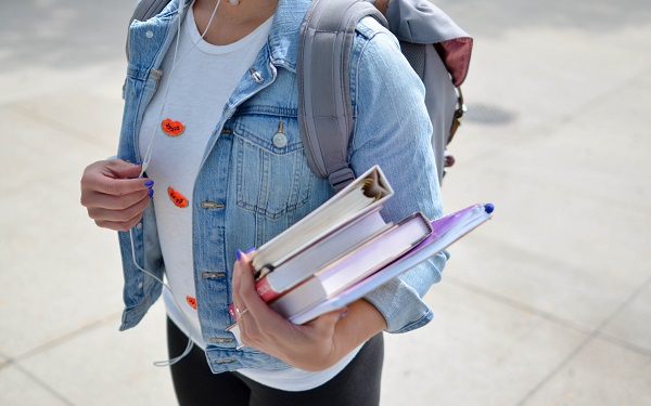 Student (600x375)