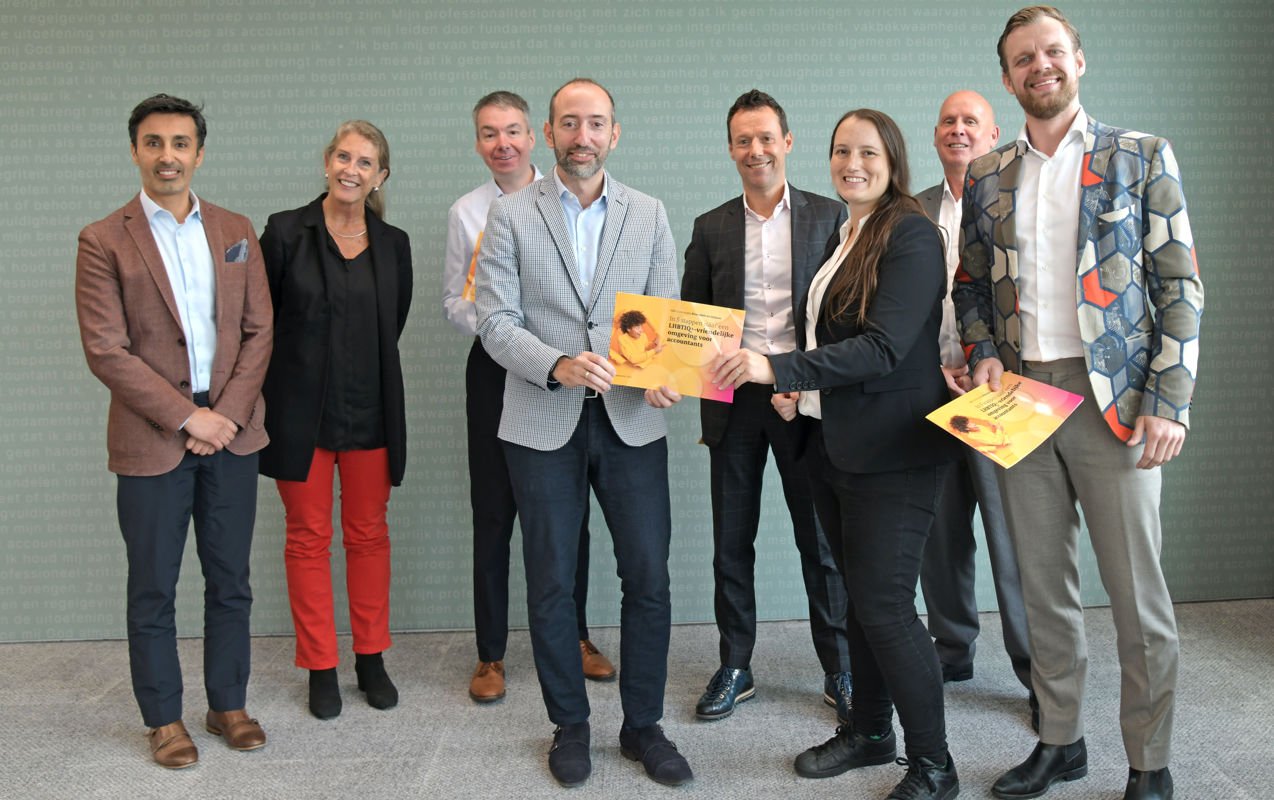 Foto van de overhandiging van de brochure aan het NBA-bestuur