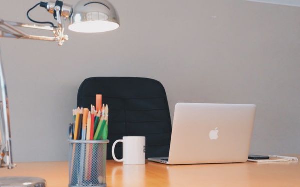 bureau met laptop 600x375.jpg