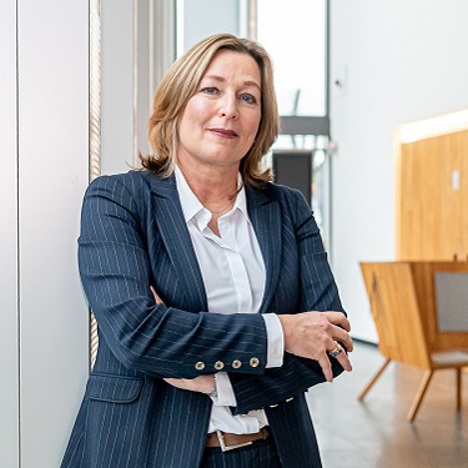 Sandra Schreuder staand 375x375.jpg